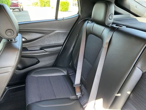 Used 2025 Buick Envista Preferred image 39