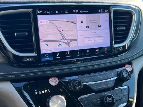 Used 2024 Chrysler Pacifica Select image 21