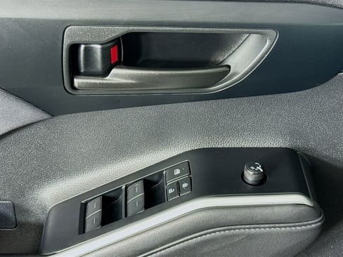 Used 2025 Toyota Highlander LE FWD image 40
