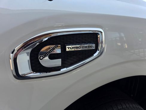 Used 2019 Nissan Titan SV w/ SV Convenience Package image 25