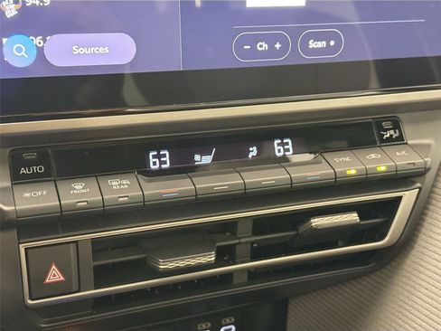 Used 2025 Toyota Camry SE image 27