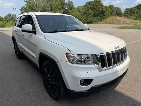 Used 2011 Jeep Grand Cherokee Laredo w/ Security & Convenience Group AWD/4WD image 3