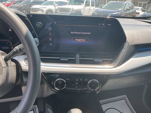Used 2025 Chevrolet Trax LT FWD image 21