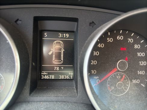 Used 2010 Volkswagen Golf 2-Door FWD image 5