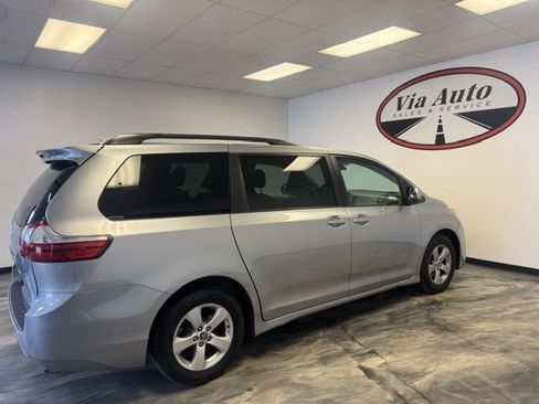 Used 2018 Toyota Sienna LE w/ Carpet Mat Package image 4