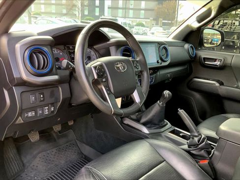 Used 2022 Toyota Tacoma TRD Sport w/ TRD Premium Sport Package AWD/4WD image 16