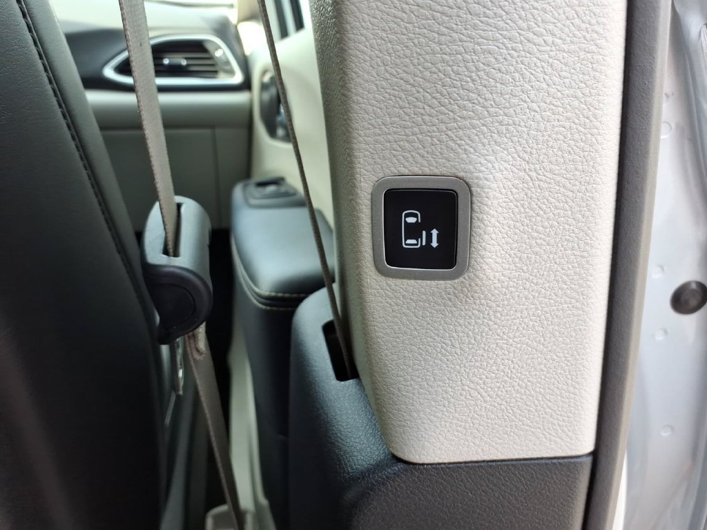 Used 2024 Chrysler Pacifica Touring-L FWD image 13