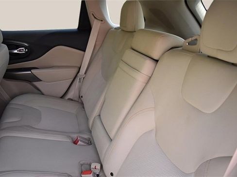 Used 2019 Jeep Cherokee Latitude w/ Popular Appearance Group image 15