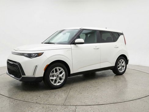 Used 2025 Kia Soul LX w/ LX Technology Package image 3