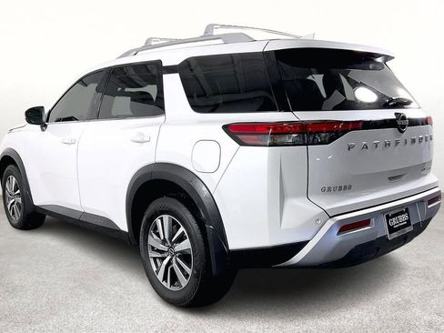 Certified 2025 Nissan Pathfinder SL image 17