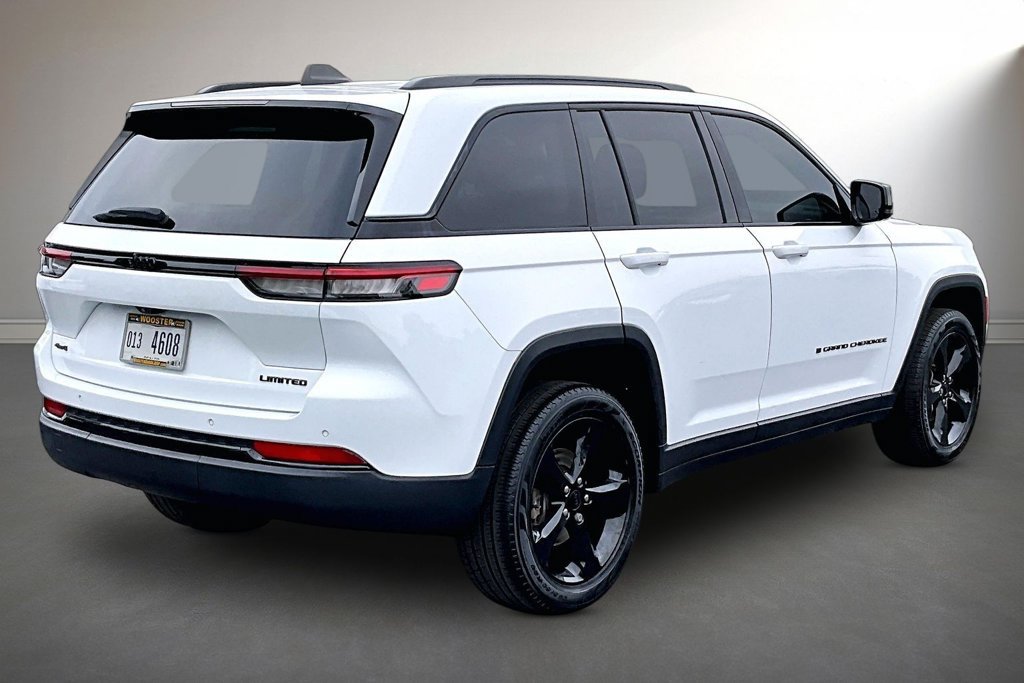 Used 2023 Jeep Grand Cherokee Limited w/ Black Appearance Package AWD/4WD image 5
