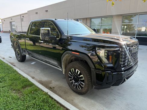 Used 2026 GMC Sierra 2500 Denali Ultimate w/ LPO, Black Badging Package AWD/4WD image 7