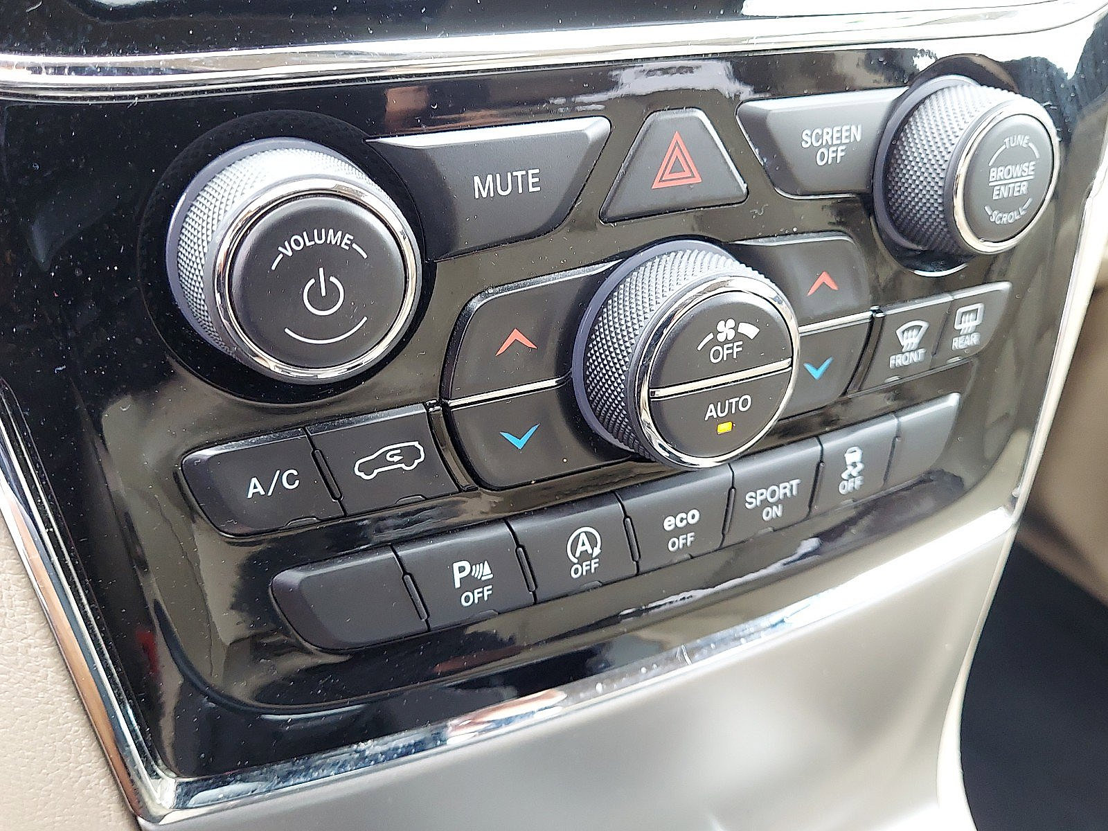 Used 2019 Jeep Grand Cherokee Limited AWD/4WD image 16