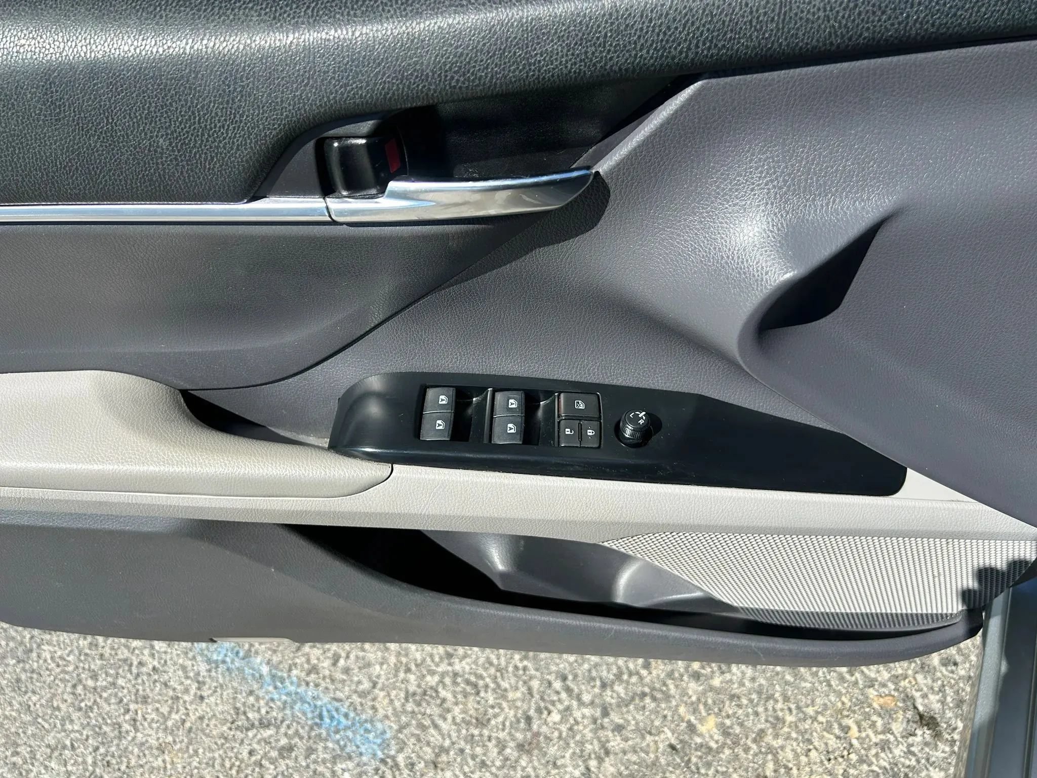 Used 2019 Toyota Camry SE FWD image 18