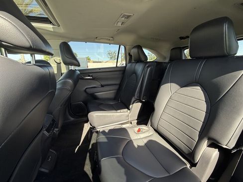 Used 2022 Toyota Highlander XLE AWD/4WD image 30