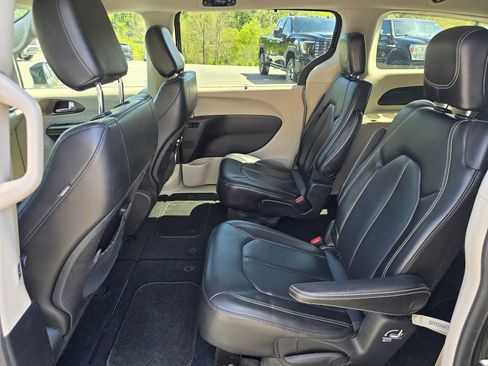 Used 2021 Chrysler Voyager Lxi image 8