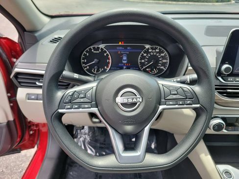 Used 2025 Nissan Altima 2.5 SV FWD image 25