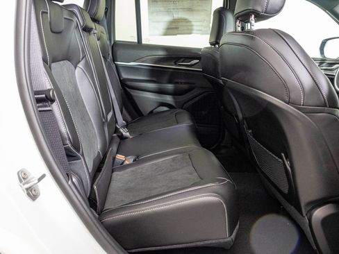 New 2026 Jeep Grand Cherokee Altitude image 40