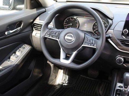 Used 2025 Nissan Altima 2.5 SV FWD image 22