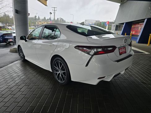 Used 2024 Toyota Camry SE w/ Cold Weather Package FWD image 7