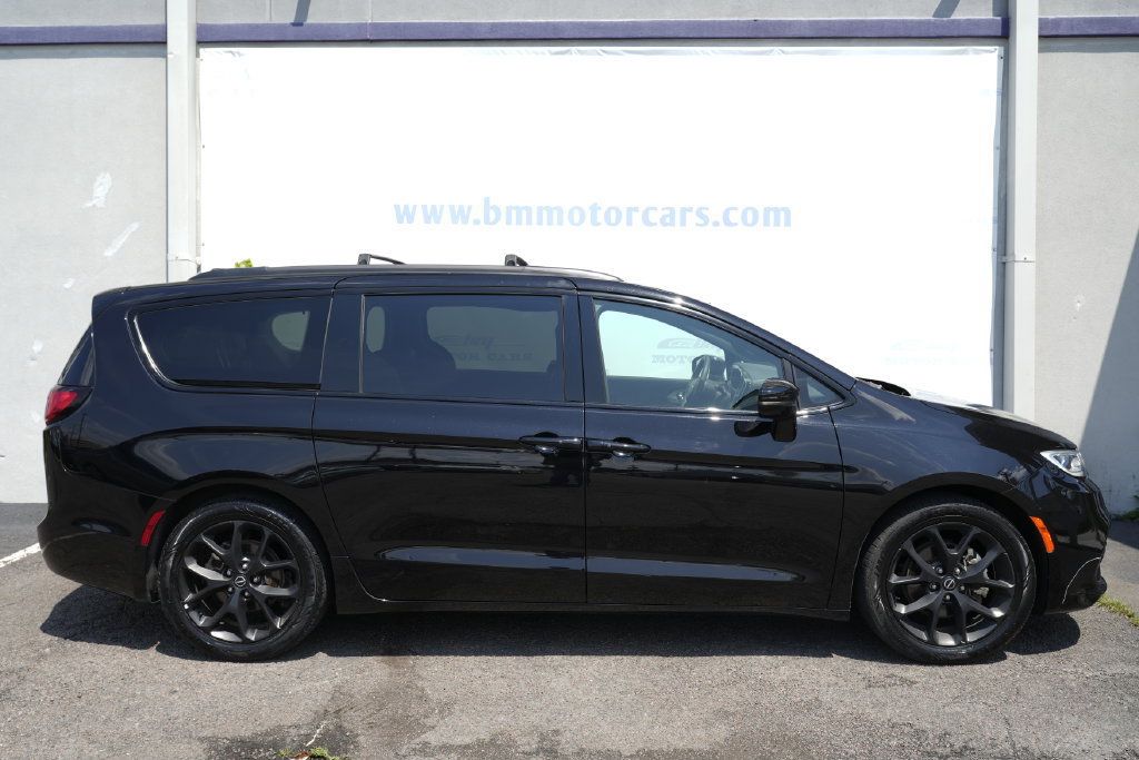 Used 2025 Chrysler Pacifica Limited FWD image 7