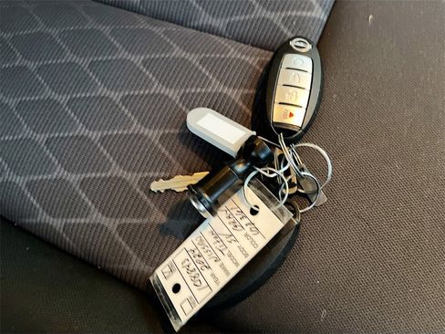 Used 2024 Nissan Titan SV w/ SV Convenience Package image 32