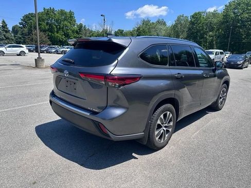 Used 2020 Toyota Highlander XLE AWD/4WD image 3