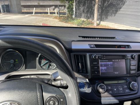 Used 2018 Toyota RAV4 LE image 9