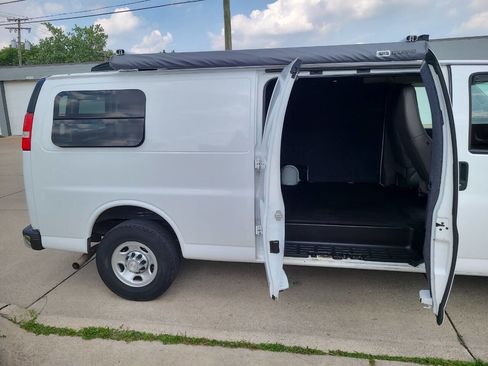 Used 2018 Chevrolet Express 2500 Extended image 21