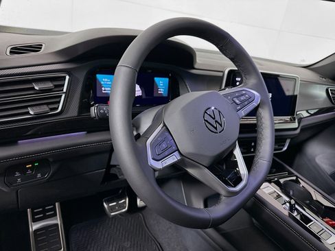 Used 2025 Volkswagen Atlas Cross Sport SEL R-Line image 9