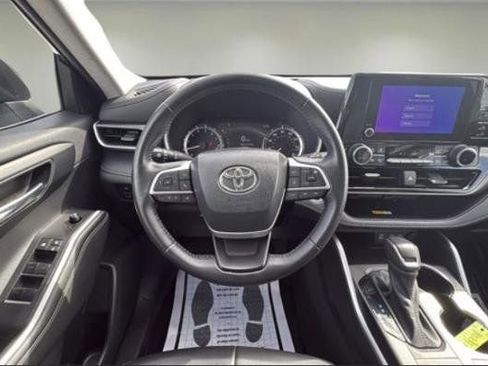Used 2024 Toyota Highlander XLE image 2