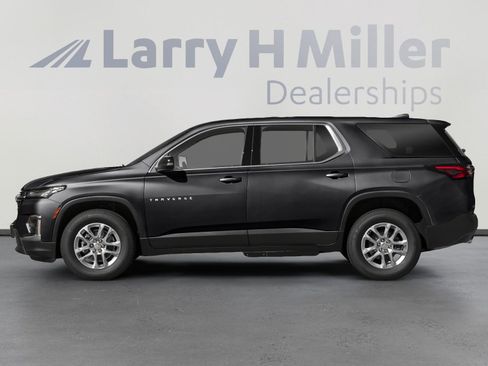 Used 2023 Chevrolet Traverse LS image 3