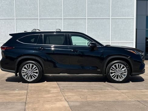 Used 2026 Toyota Highlander Platinum AWD/4WD image 3