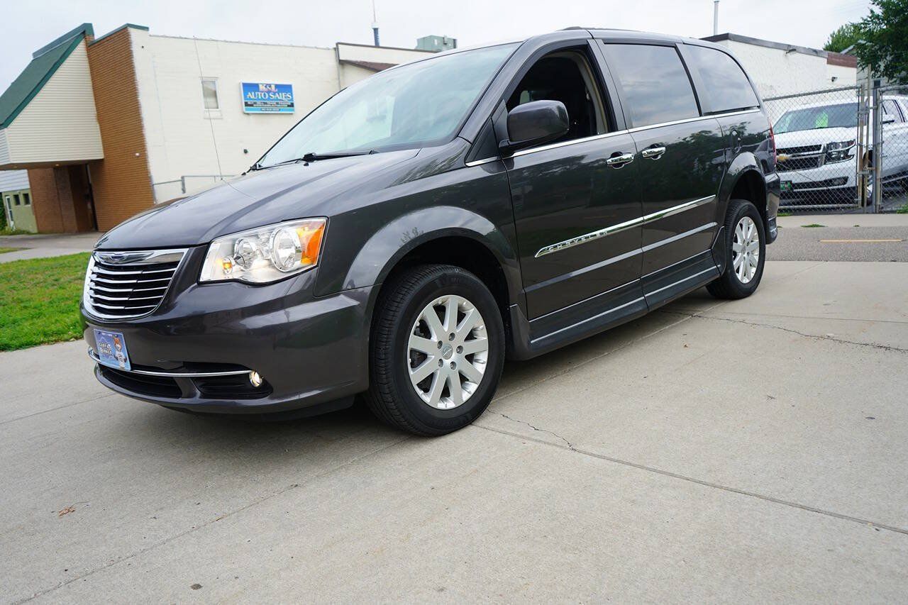 Used 2016 Chrysler Town & Country Touring w/ Driver Convenience Group FWD image 5