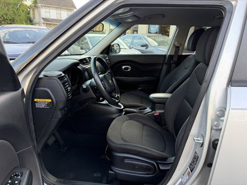 Used 2017 Kia Soul w/ Convenience Package FWD image 9