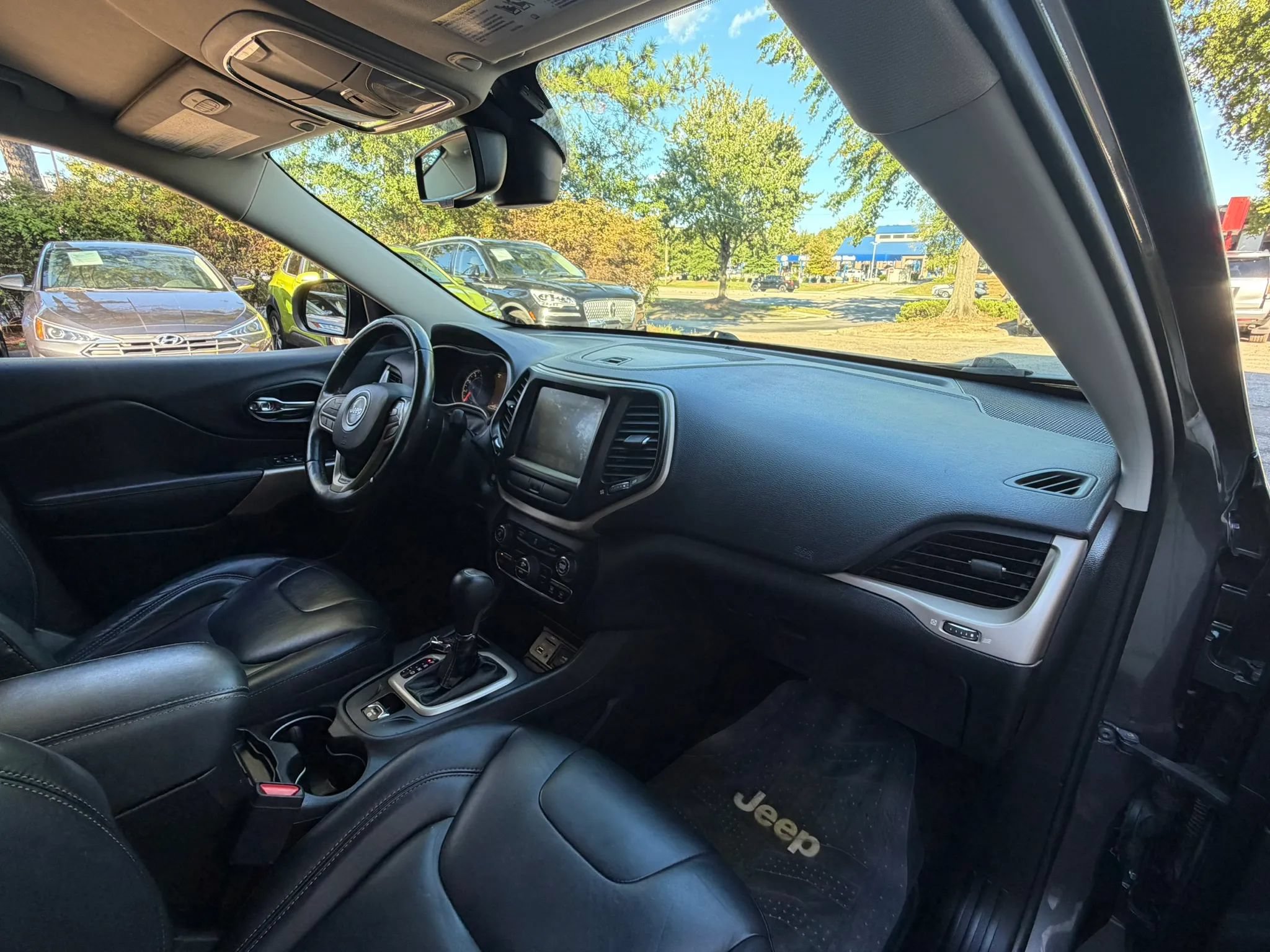 Used 2017 Jeep Cherokee Limited FWD image 11