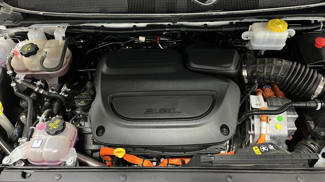 Used 2024 Chrysler Pacifica Limited FWD image 28