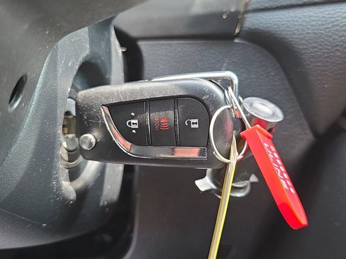 Used 2021 Toyota RAV4 LE FWD image 29