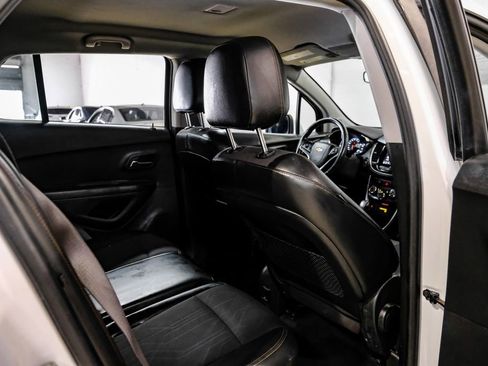 Used 2020 Chevrolet Trax LT w/ LT Convenience Package image 35