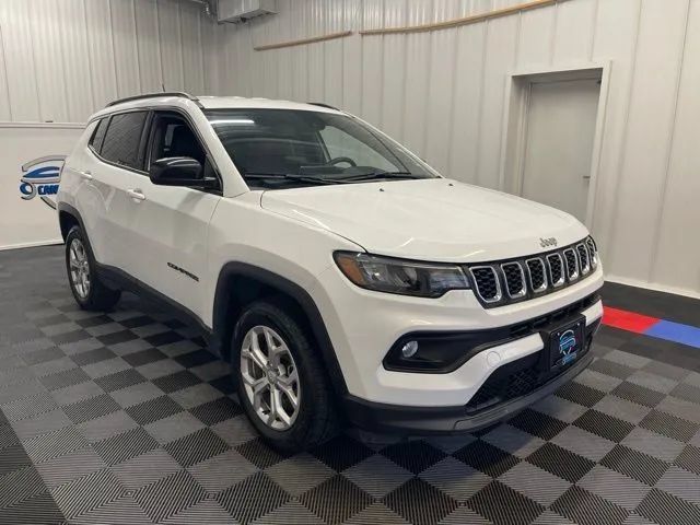 Used 2024 Jeep Compass Latitude AWD/4WD image 3