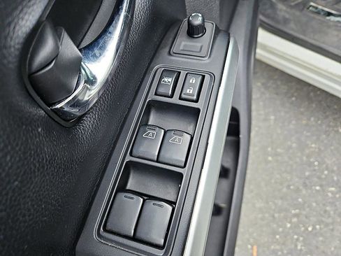 Used 2018 Nissan Titan SV image 16