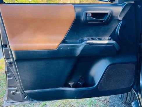 Used 2018 Toyota Tacoma SR5 AWD/4WD image 22