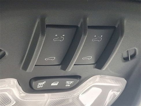 Used 2025 Chevrolet Colorado Z71 w/ Technology Package image 28