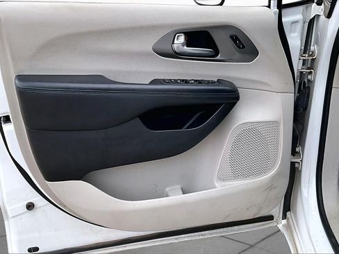 Used 2021 Chrysler Pacifica Touring-L FWD image 24