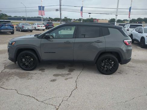 Used 2023 Jeep Compass Latitude w/ Convenience Group AWD/4WD image 5