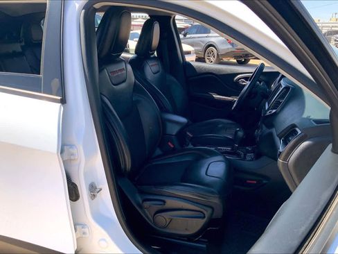 Used 2020 Jeep Cherokee Trailhawk AWD/4WD image 9