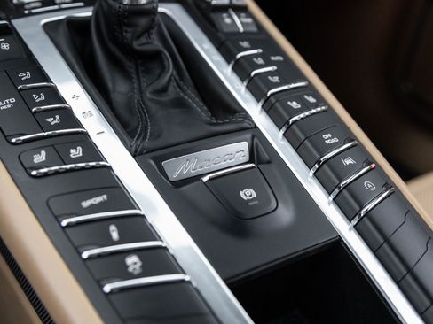 Certified 2018 Porsche Macan S image 28