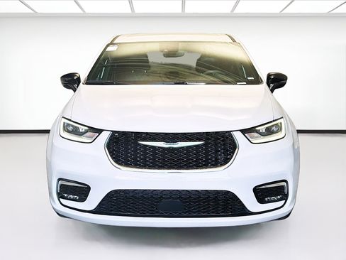 Used 2025 Chrysler Pacifica Select image 2