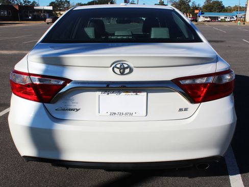 Used 2017 Toyota Camry SE w/ Moonroof Package image 7