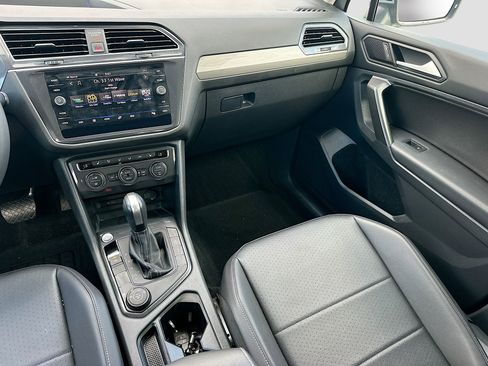 Used 2021 Volkswagen Tiguan SE w/ Panoramic Sunroof Package image 23